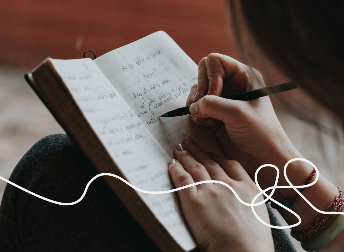 Lew Tołstoj w starszym wieku pisze pamiętnik przy stole z książkami wokół