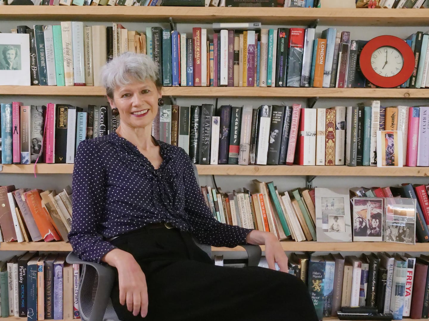 Romans historyczny z zamkiem średniowiecznym i postaciami w strojach epoki na okładce