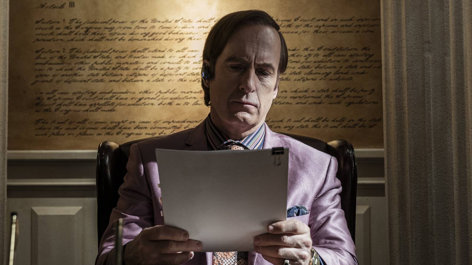 Okładka Sapiens z jaskiniowcem i współczesnym człowiekiem na tle Ziemi