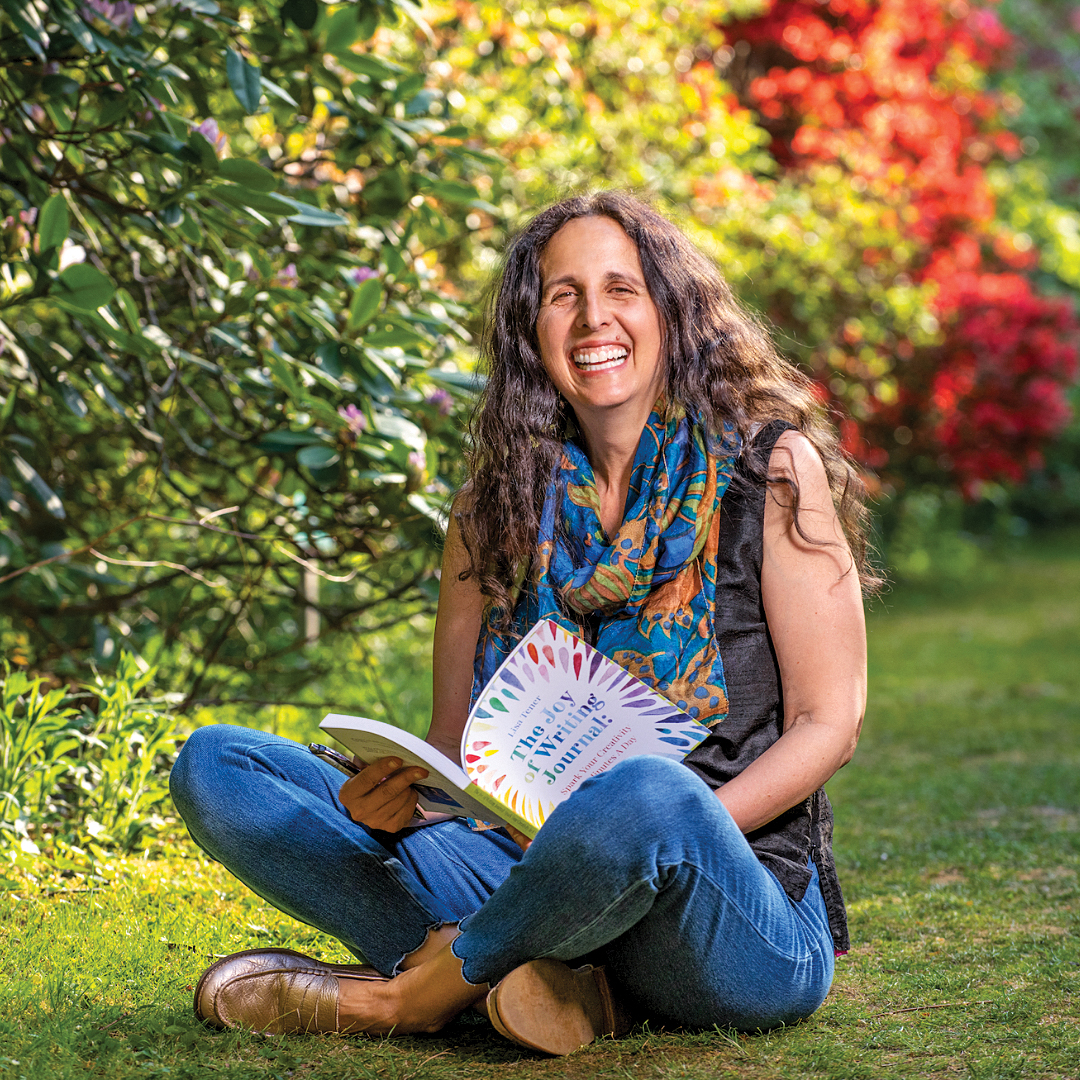 Tancerka w baletowej pozie trzymająca otwartą książkę na scenie z reflektorami
