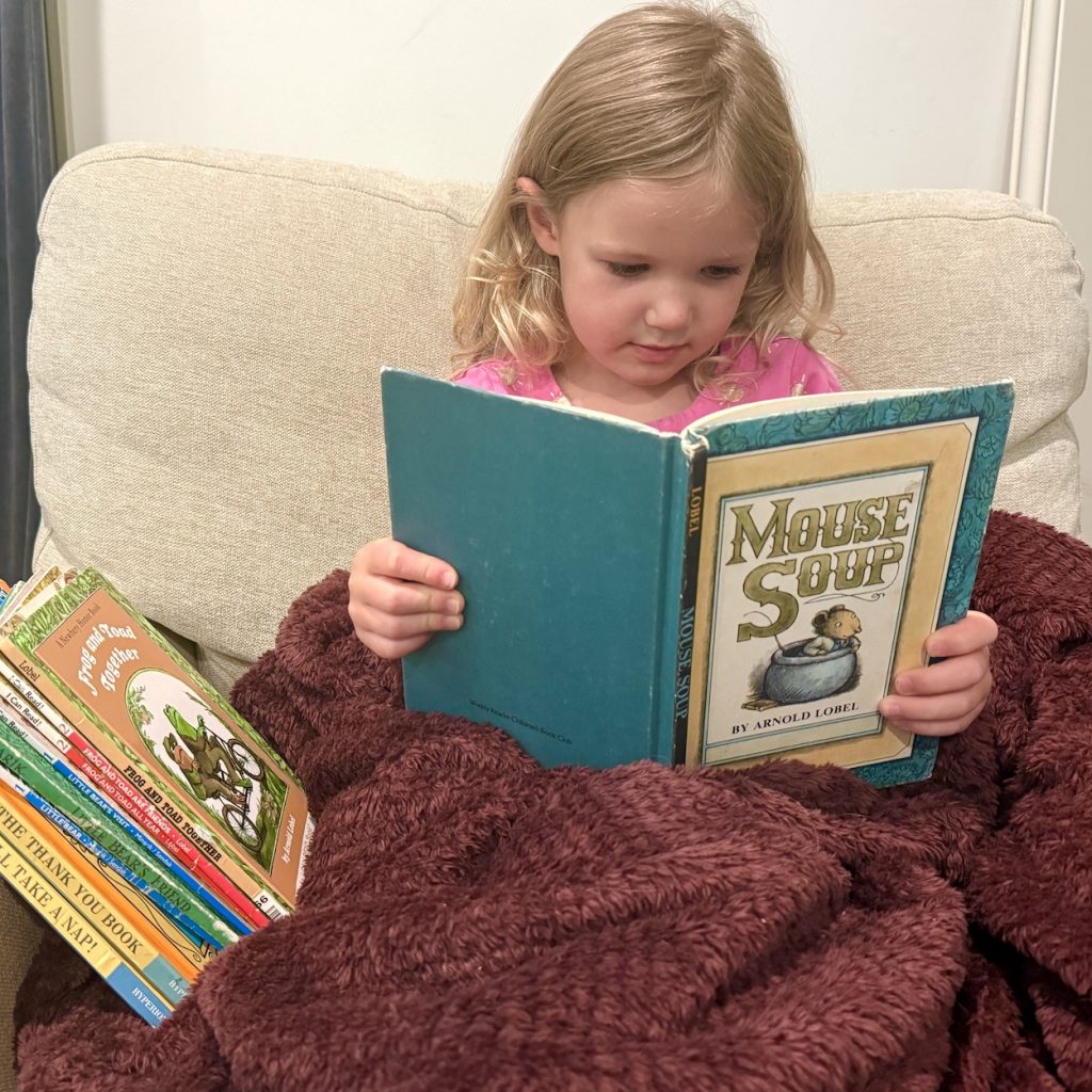 Wykres słupkowy pokazuje wzrost słownictwa u dzieci regularnie czytających książki