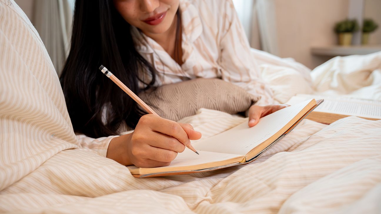 Anaïs Nin w paryskim wnętrzu przegląda swoje erotyczne tomy dzienników