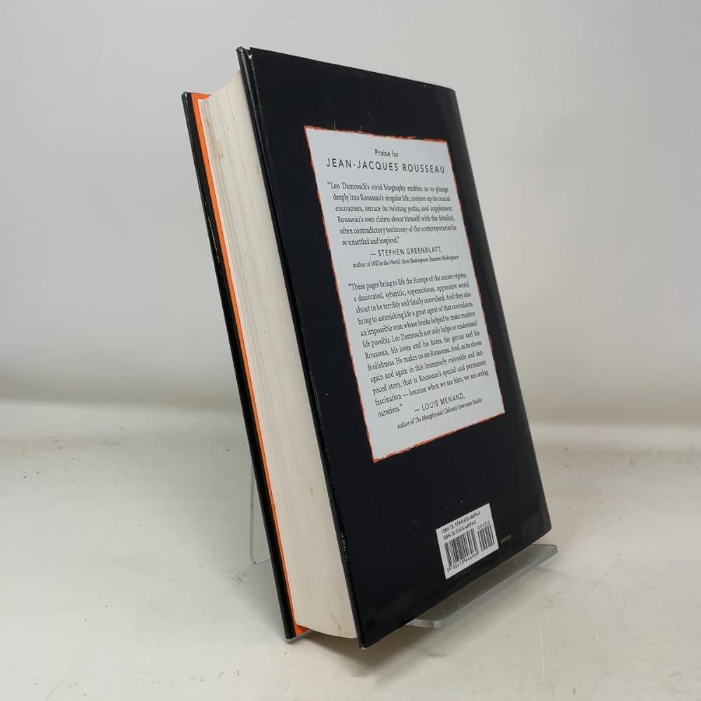 Waga z otwartymi książkami non-fiction po lewej i powieścią fikcyjną po prawej, znak zapytania nad nimi