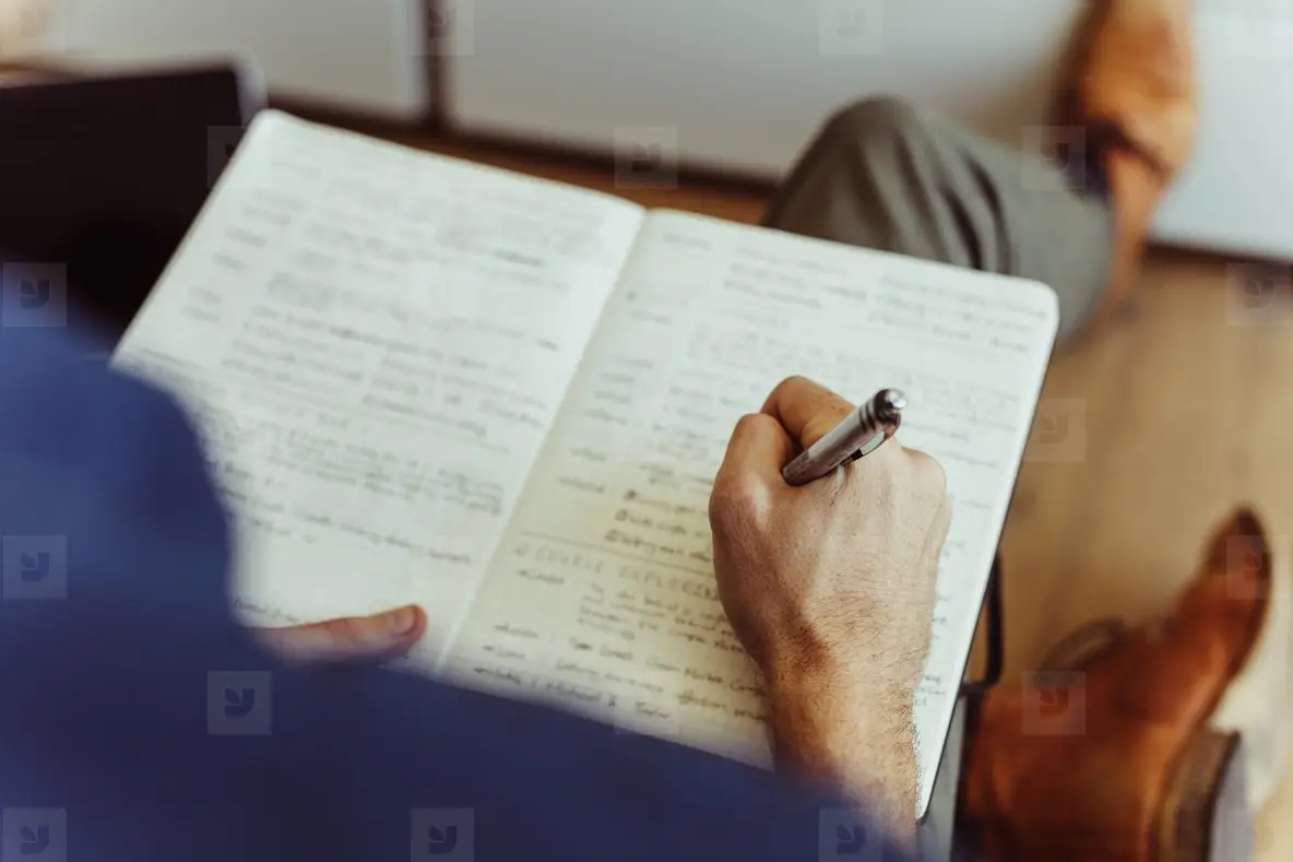 Sylvia Plath z długopisem w ręku nad otwartym czarnym zeszytem poetyckim