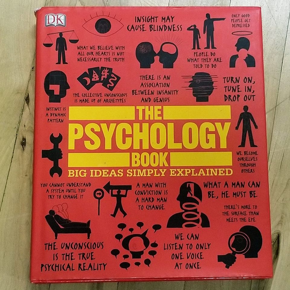 stara książka Człowiek w Poszukiwaniu Sensu Frankla otwarta na stole bibliotecznym