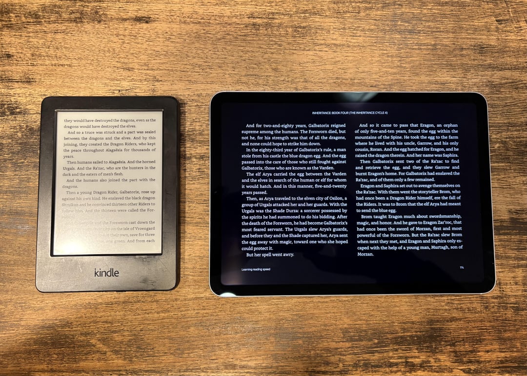 porównanie rozmiarów czytników ebooków kilka czytników e-booków różnej wielkości obok linijki i książki papierowej