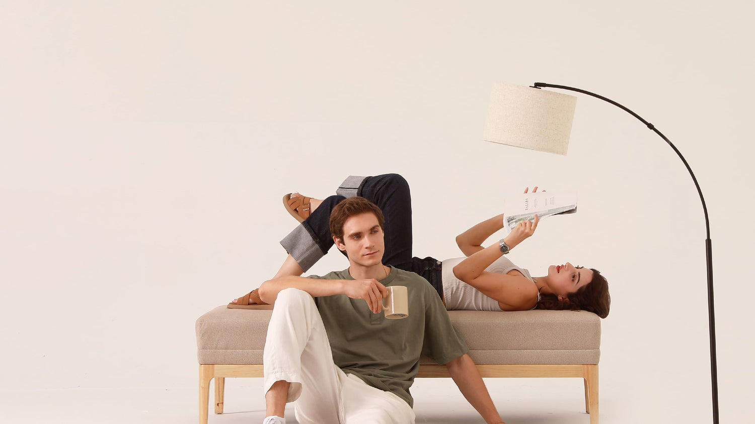 kobieta masująca skronie i powieki palcami przy lustrze