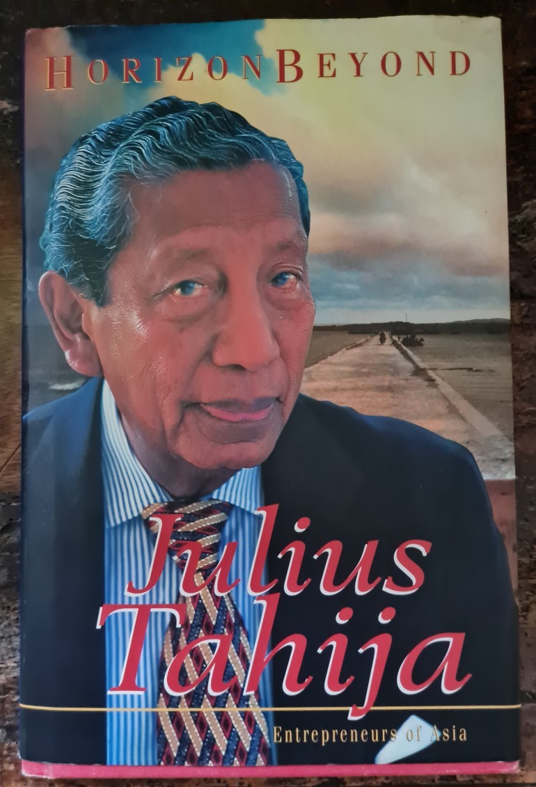 Jack Ma tańczący z pracownikami Alibaby na konferencji