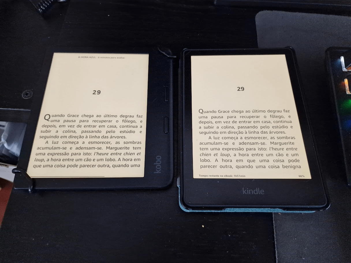 podświetlenie ekranu w nocy czytnik e-booków w dłoni mężczyzny czytającego wieczorem w ciemnym pokoju