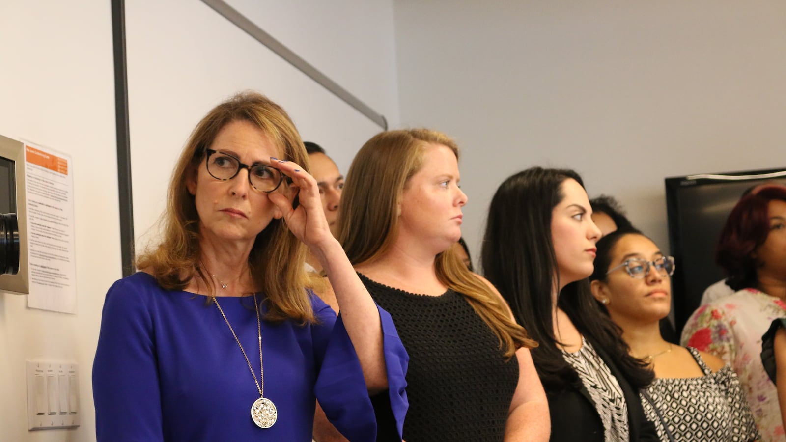 stos książek biograficznych o przedsiębiorcach na biurku z laptopem