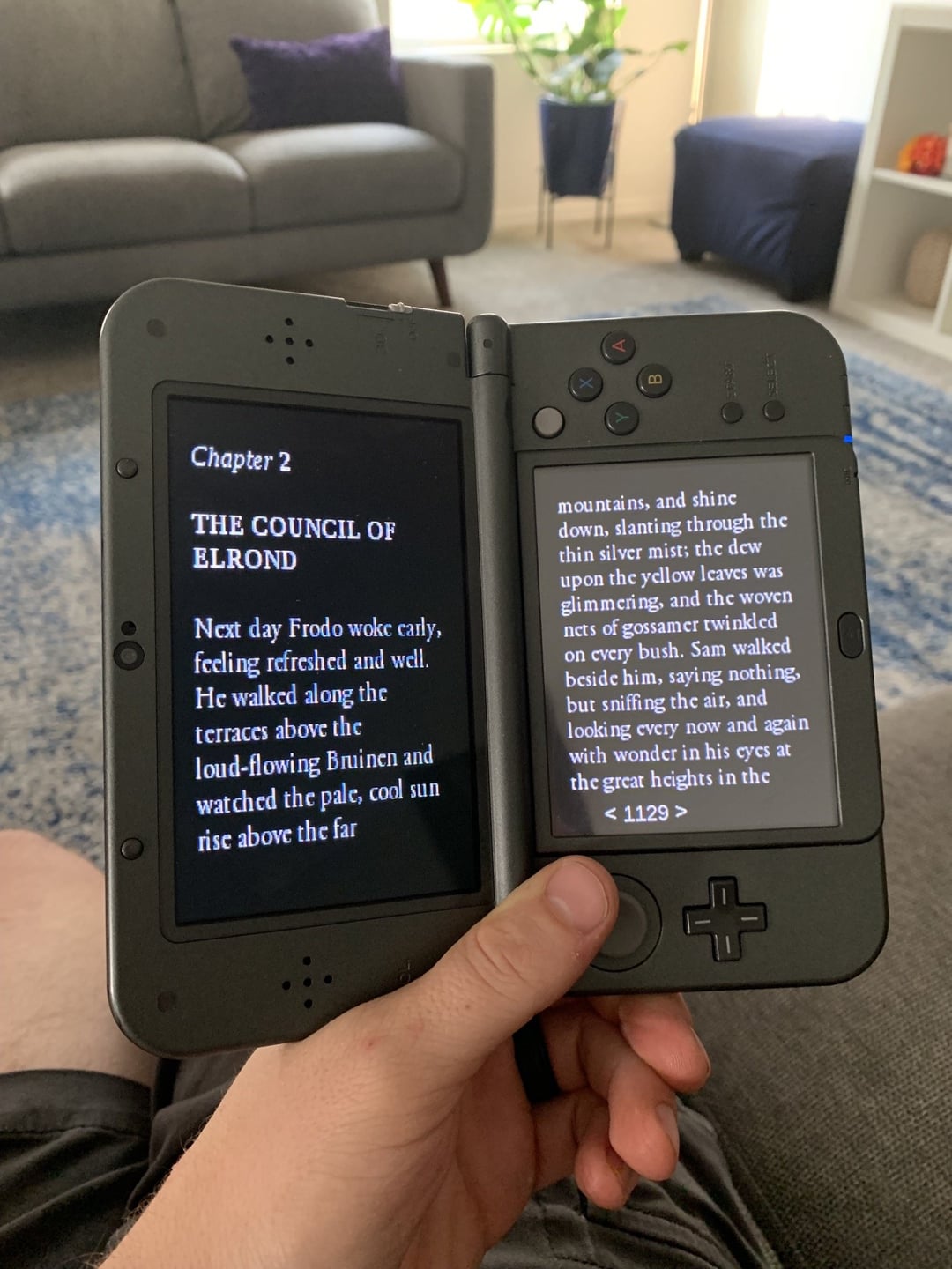 szczegółowy widok ekranu E-Ink ekran czytnika e-booków z czarnobiałym tekstem powieści i subtelnym podświetleniem