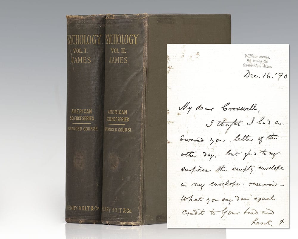 kobieta medytująca z książką Inteligencja Emocjonalna na kolanach w parku